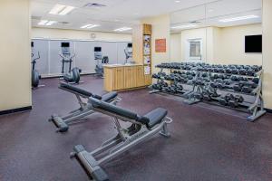- une salle de sport avec des rangées de chaises et un podium dans l'établissement TownePlace Suites by Marriott Cookeville, à Cookeville