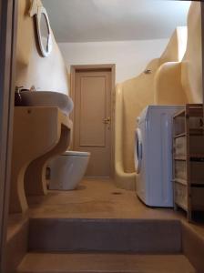 安德羅斯的住宿－ELECTRAS LITTLE COTTAGE，一间带水槽和卫生间的浴室