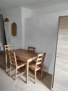 安德羅斯的住宿－ELECTRAS LITTLE COTTAGE，一张木桌和椅子