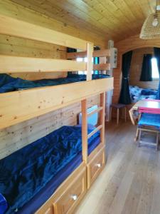 a room with bunk beds in a cabin at Roulot'So Zen in Beslon