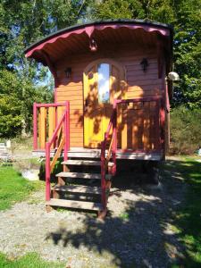 ein kleines Haus mit einer Treppe, die dorthin führt in der Unterkunft Roulot'So Zen in Beslon