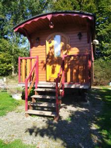 Cette petite maison est accessible par un escalier. dans l'établissement Roulot'So Zen, à Beslon