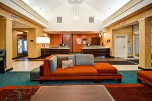 un vestíbulo con un sofá naranja en una habitación de hotel en Residence Inn by Marriott Springfield Chicopee en Chicopee