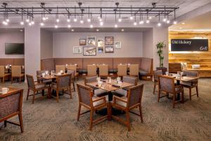 Sheraton Music City Nashville Airport tesisinde bir restoran veya yemek mekanı