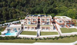 - une vue aérienne sur une grande maison avec une piscine dans l'établissement Domino Apt, à Sarnico