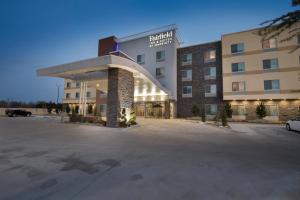 um parque de estacionamento vazio em frente a um hotel em Fairfield Inn & Suites by Marriott Oklahoma City El Reno em El Reno