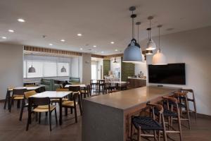 Lounge atau bar di Fairfield Inn & Suites by Marriott Oklahoma City El Reno