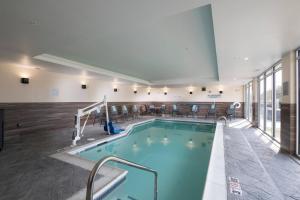 uma grande piscina num quarto de hotel em Fairfield Inn & Suites by Marriott Oklahoma City El Reno em El Reno