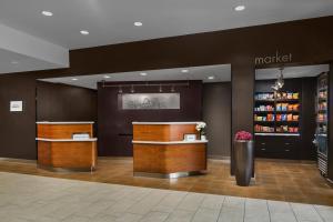 un vestíbulo de una tienda de mochica con dos mostradores en Courtyard by Marriott Dallas Lewisville en Lewisville