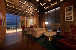 Ein Sitzbereich in der Unterkunft Four Points by Sheraton Kuala Lumpur, Chinatown