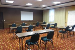 una sala de conferencias con mesas, sillas y una pantalla en Courtyard Middlebury, en Middlebury