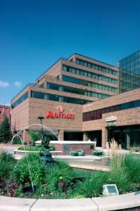 un grand immeuble de bureaux avec un panneau sur celui-ci dans l'établissement Marriott East Lansing at University Place, à Lansing