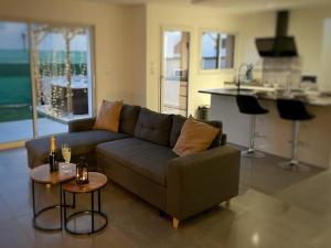 sala de estar con sofá y mesa en Le GREEN'SPA - DIJON - SPA-jardin-parking privé en Longvic