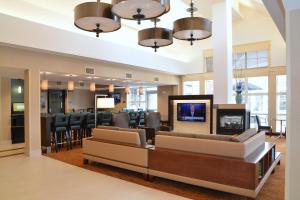 a living room with couches and a bar at Residence Inn by Marriott Akron Fairlawn in Fairlawn