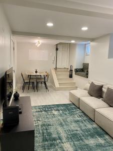 ein Wohnzimmer mit einem Sofa und einem Tisch in der Unterkunft Canarios Apartments Cardal - ll in Lissabon