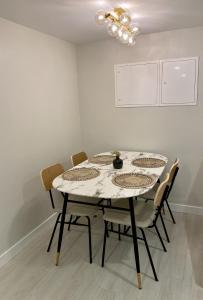 einen Esstisch mit Stühlen und eine Decke in der Unterkunft Canarios Apartments Cardal - ll in Lissabon