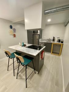eine Küche mit einem Tisch und Stühlen im Zimmer in der Unterkunft Canarios Apartments Cardal - ll in Lissabon