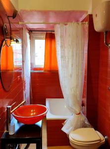 ナポリにあるPanoramico con terrazzoの小さなバスルーム(トイレ、シンク付)