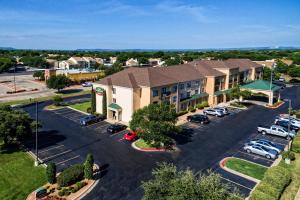 eine Luftansicht eines Hotels mit Parkplatz in der Unterkunft Courtyard by Marriott Abilene Southwest/Abilene Mall South in Abilene