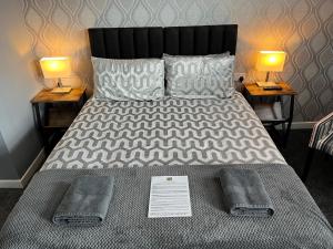 - un lit avec 2 lampes et 2 serviettes dans l'établissement The Lenbrook, à Blackpool
