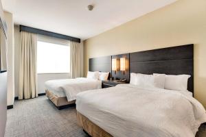 um quarto de hotel com duas camas e uma janela em Residence Inn by Marriott Corpus Christi Downtown em Corpus Christi
