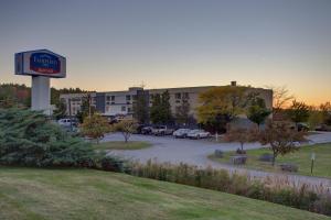 ein Hotelschild vor einem Parkplatz in der Unterkunft Fairfield Inn by Marriott Burlington Williston in Burlington