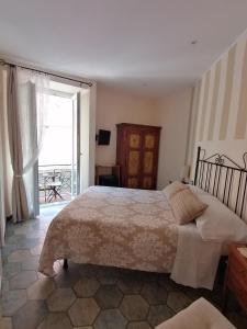 een slaapkamer met een bed en een glazen schuifdeur bij L'Antica Terrazza in Monterosso al Mare