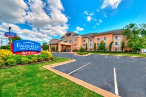 un estacionamiento frente a un hotel en Fairfield by Marriott Russellville, en Russellville