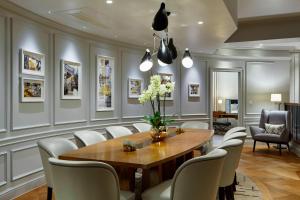 a dining room with a table and chairs at London Marriott Hotel County Hall in London
