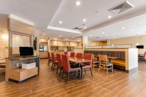 - une salle à manger avec une table et des chaises dans l'établissement TownePlace Suites by Marriott Greensboro Coliseum Area, à Greensboro