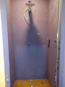 カショエイラにあるCasa Pretahubの紫の壁のバスルーム(シャワーブース付)