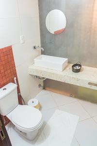 ガンボアにあるCasa de Praia em Morro de São Paulo (Gamboa)のバスルーム(トイレ、洗面台、鏡付)