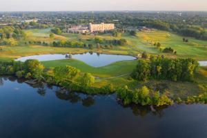 uma vista aérea de um campo de golfe com dois lagos em Ann Arbor Marriott Ypsilanti at Eagle Crest em Ann Arbor