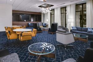 una hall con divani, tavoli e TV di Courtyard by Marriott Jefferson City a Jefferson City