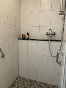 eine Dusche im Bad mit weißen Fliesen in der Unterkunft Ferienhaus Janne in Monschau