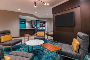 a waiting room with chairs and a flat screen tv at TownePlace Suites by Marriott Leavenworth in Leavenworth