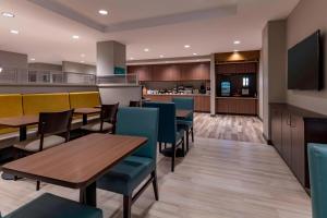 TownePlace Suites by Marriott Leavenworth tesisinde bir restoran veya yemek mekanı