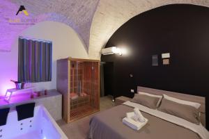 Ένα ή περισσότερα κρεβάτια σε δωμάτιο στο [Alibi Suites] Suite Fieramosca Spa & Relax
