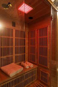um quarto com uma sauna com um aquecedor e uma luz em [Alibi Suites] Suite Fieramosca Spa & Relax em Ruvo di Puglia