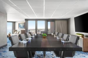 una sala conferenze con un grande tavolo e sedie di Delta Hotels by Marriott Virginia Beach Waterfront a Virginia Beach