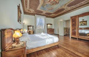 1 dormitorio con 1 cama grande y techo en Villa Ada Historic 800s, en Mandello del Lario