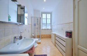 uma casa de banho com um lavatório, uma banheira e um WC. em Villa Ada Historic 800s em Mandello del Lario