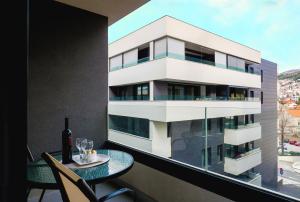 een balkon met een tafel en een gebouw bij Nomad Dubrovnik + free parking in Dubrovnik