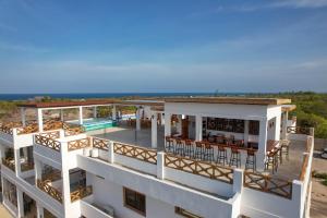 einem Luftblick auf ein Gebäude mit einem Balkon und einem Pool in der Unterkunft Haber Hotel & SPA in Matemwe