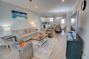 un soggiorno con divano e tavolo di Beachview 2 Story Home with 4 Decks a Galveston