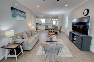 Zona de estar de Beachview 2 Story Home with 4 Decks