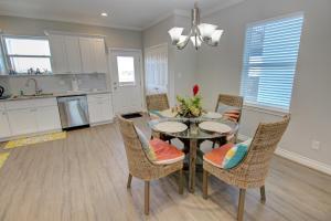 una cucina e una sala da pranzo con tavolo e sedie di Beachview 2 Story Home with 4 Decks a Galveston