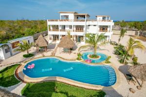 - une vue aérienne sur un complexe avec une piscine dans l'établissement Haber Hotel & SPA, à Matemwe