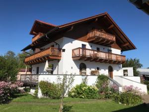 una casa con balcones a un lado en AusZeit en Oberammergau