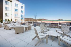eine Terrasse mit Tischen und Stühlen auf einem Gebäude in der Unterkunft Fairfield by Marriott Inn & Suites Franklin Cool Springs in Franklin